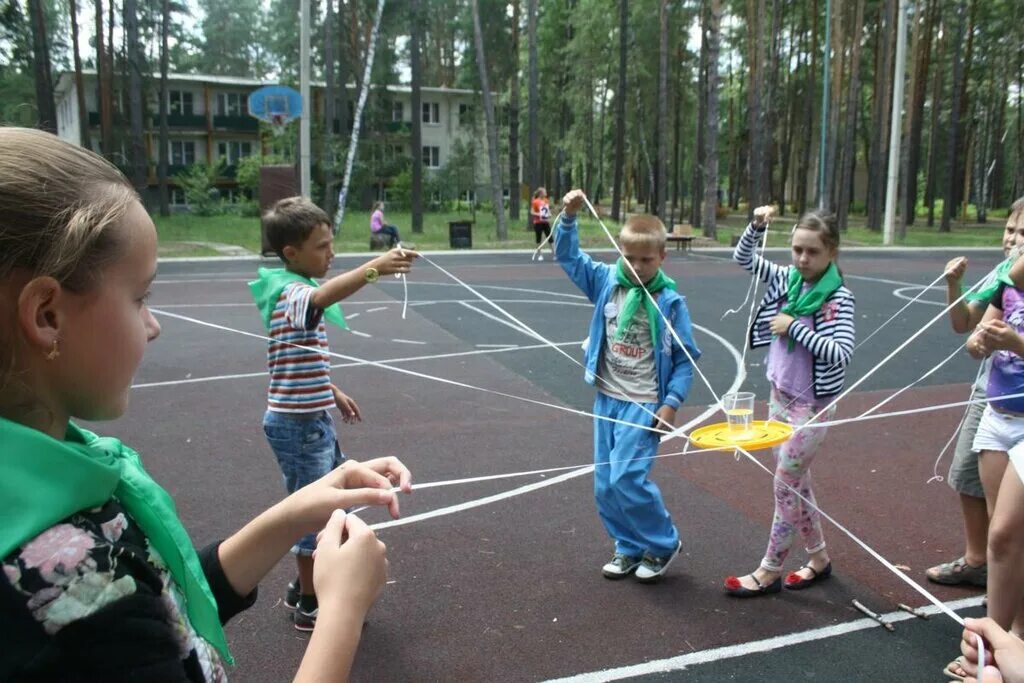 Школа на свежем воздухе. Спортивные развлечения для детей. Развлечение в подвижных играх для детей. Игры на улице для подростков. Спортивные развлечения для лагеря для детей.