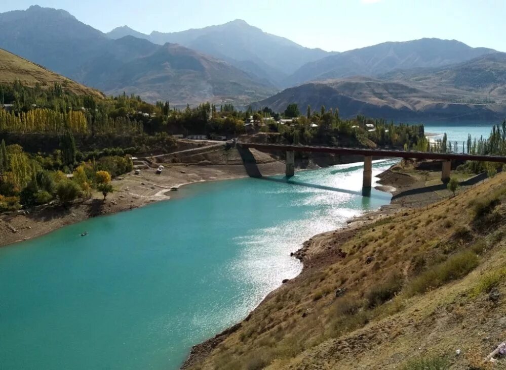 Чарвак ташкент. Чарвакское водохранилище Узбекистан. Ташкент озеро Чарвак. Ташкент Чарвакское водохранилище. Водохранилище Чарвак в Узбекистане.