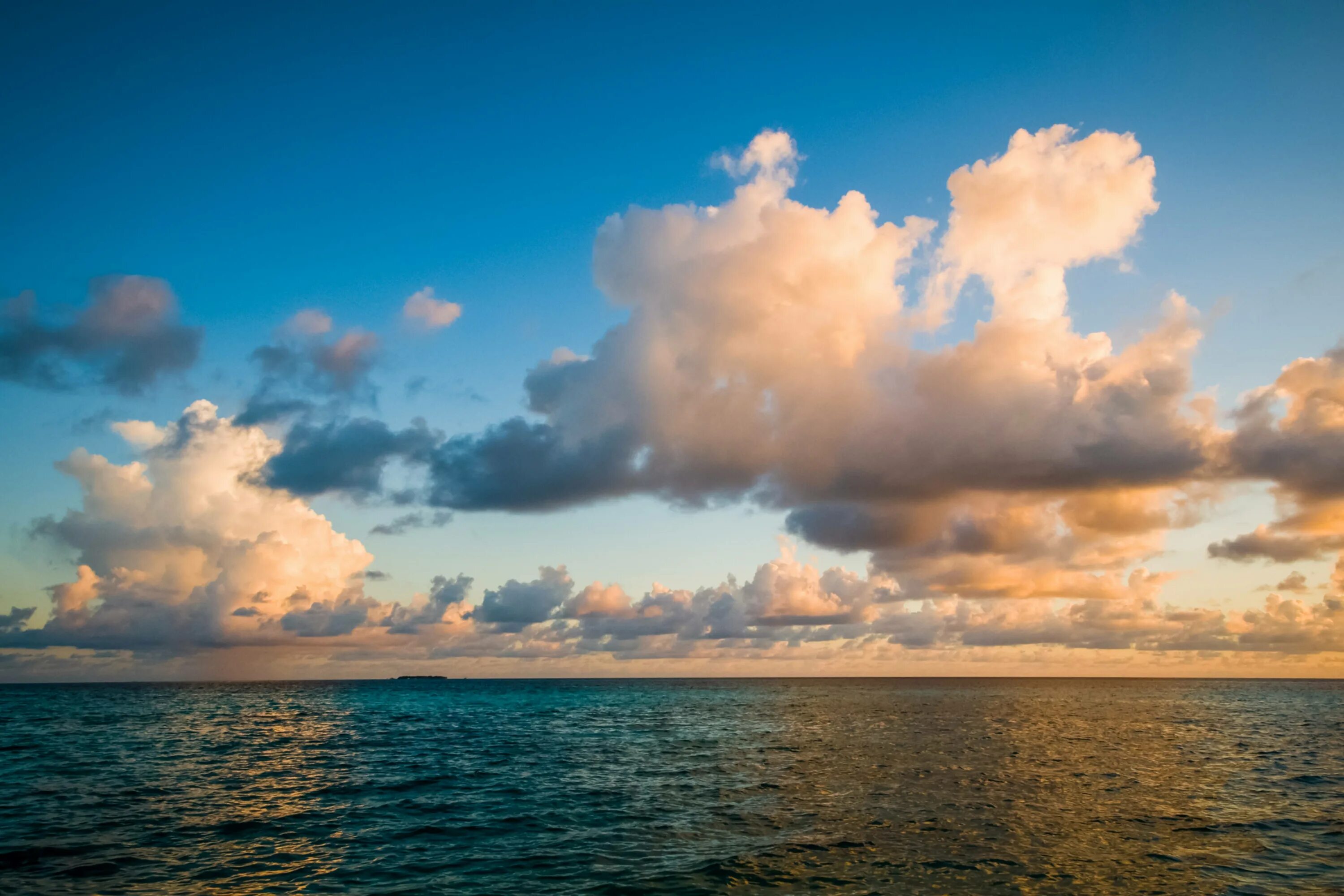 Небо над нами слушать. Облака над морем. Море облаков. Красивые облака над морем. Небо над океаном.