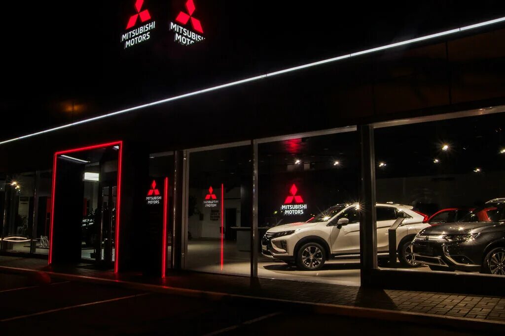 Mitsubishi саратов. Автосалон ночью. Автосалон Митсубиси. Подсветка автоцентра. Автосалон Mitsubishi.