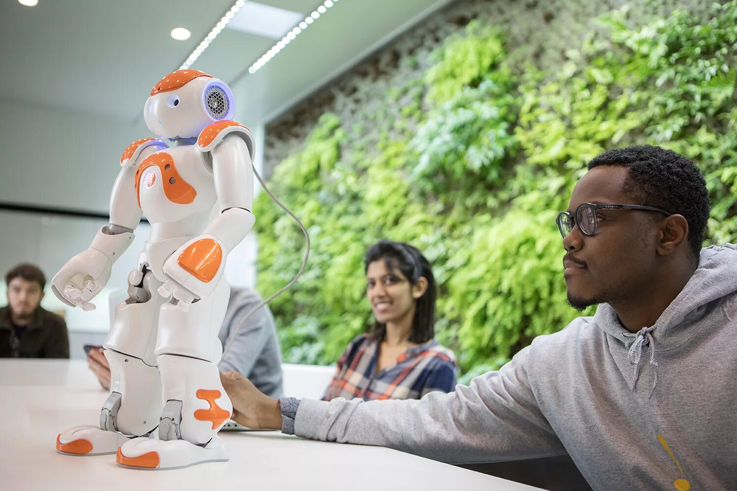 Заботливый робот. Современные роботы. Робот пеппер. Робот с искусственным интеллектом. Купить робот в азербайджане.