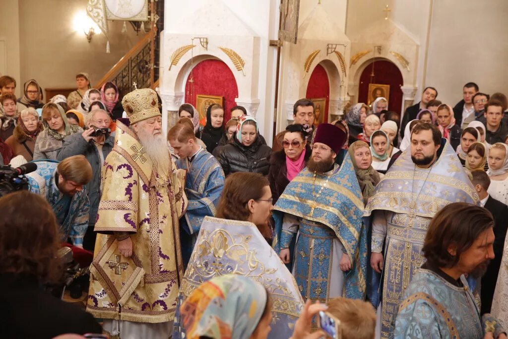 Вечерний храм. Епископ фома одинцовский и красногорский. Владыка фома епископ одинцовский и красногорский. Служба в церкви в одинцово. Служба в церкви в одинцово.