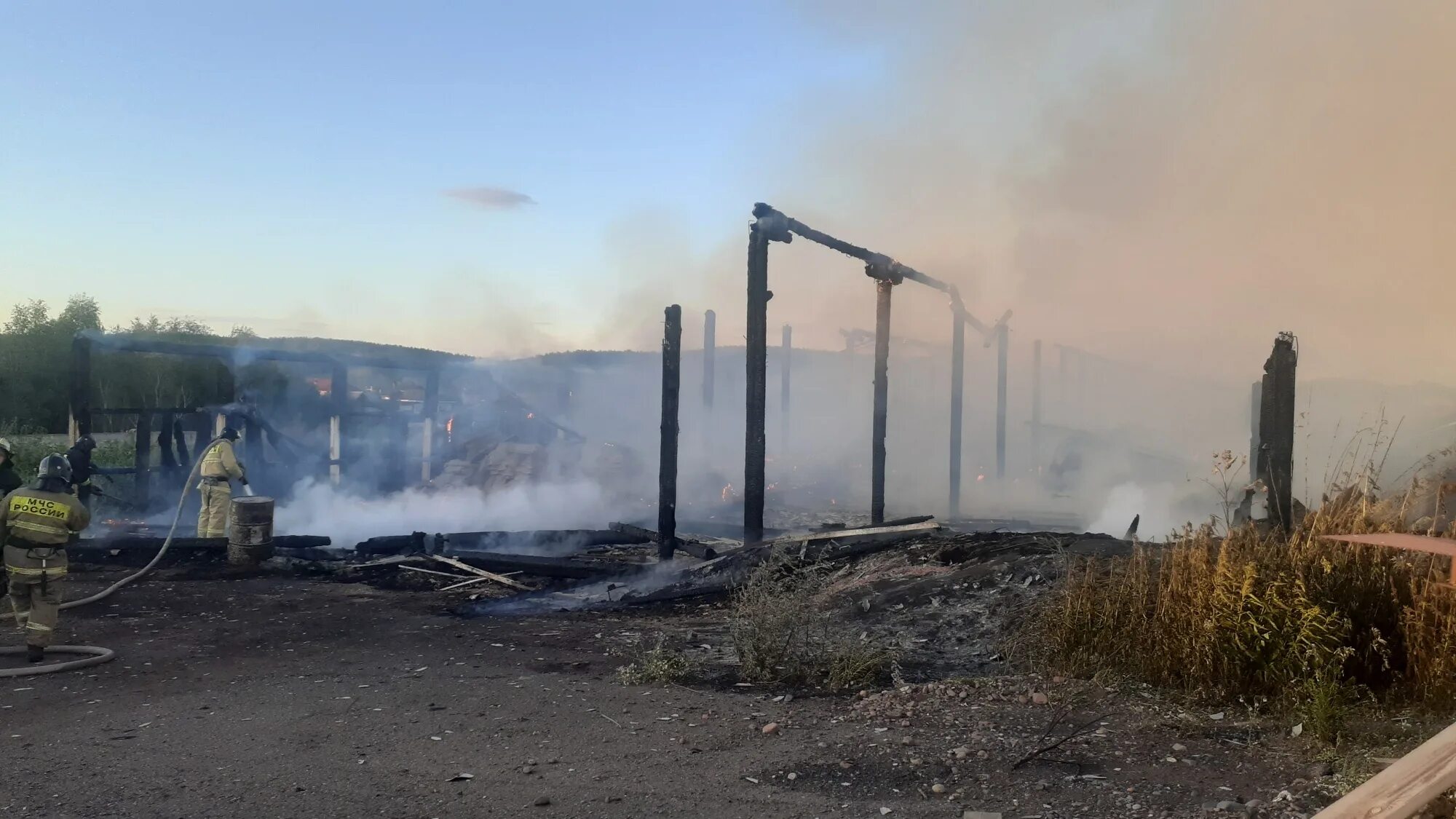 Погода элита красноярский. Пожар в Емельяново. Пожар в поселке Емельяново. Пожар на складе. Пожар в элите.