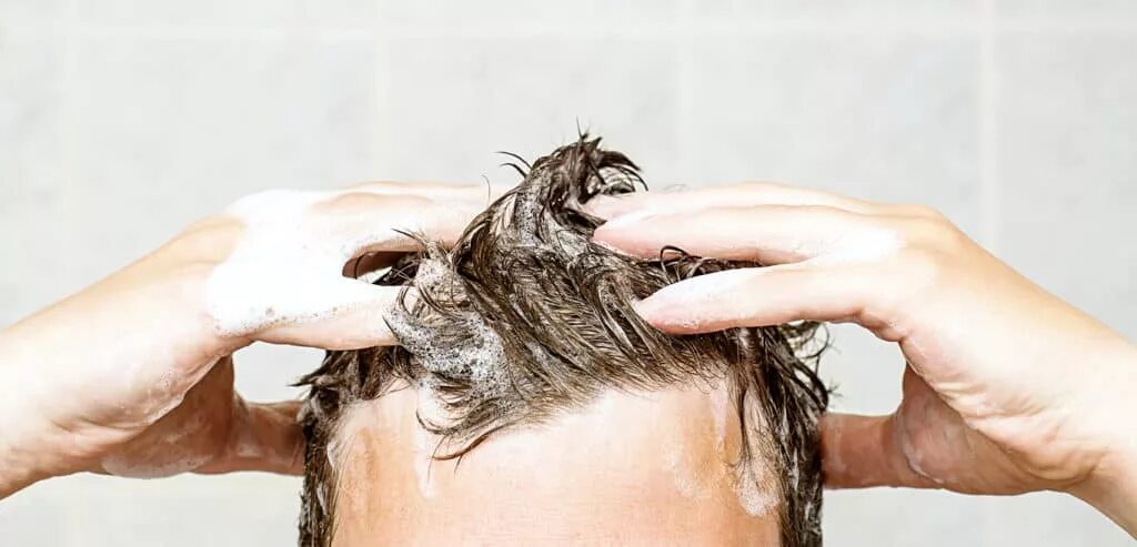 Как часто мыть голову мужчинам. Мытье головы мужчине. Мужчина моет голову. Шампунь для мужчин. Мужчина моет волосы шампунем.