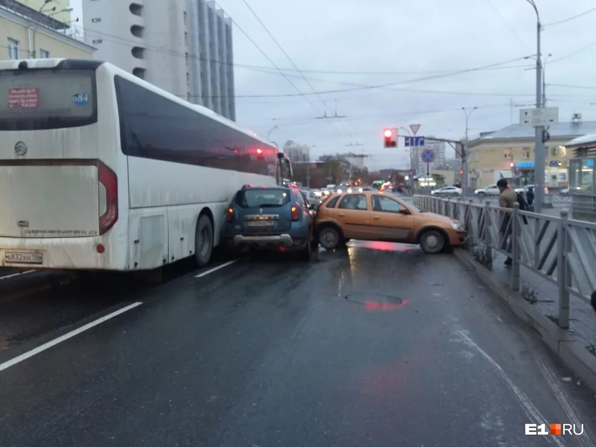 Гололед Екатеринбург. Происшествия Екатеринбург на дороге ЕКД. Обстановка на дорогах в Екатеринбурге. Что случилось в екб