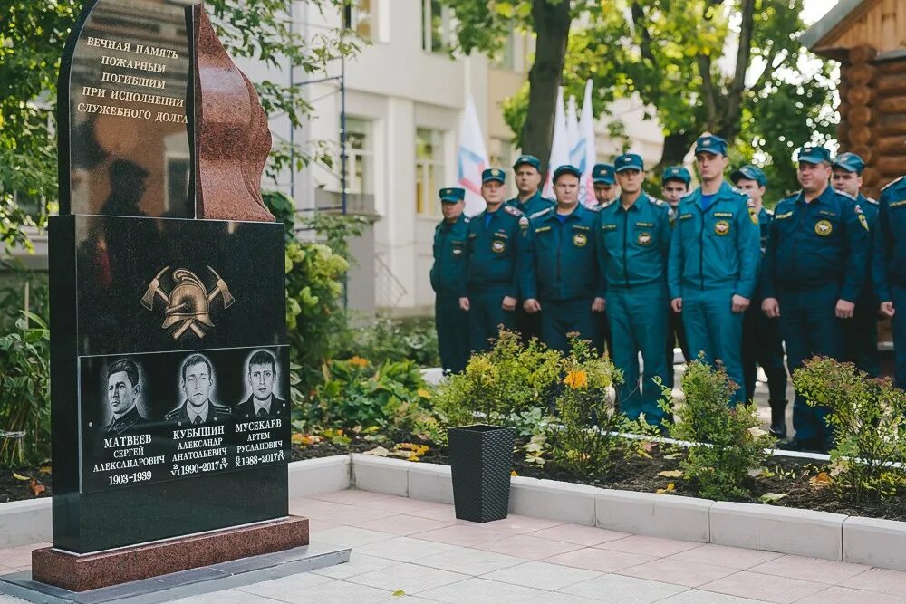 При исполнении 3. Памятник пожарным, погибшим при исполнении служебного долга. мемориал пожарным. памятник пожарным иваново. памятник пожарным погибшим при исполнении служебного долга уфа.