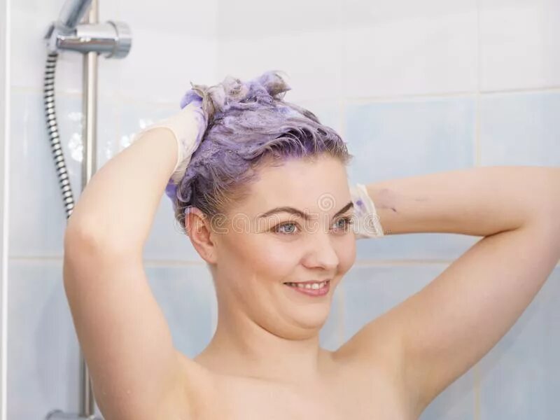 Женщина с пеной в волосах. Сиреневым+шампунем+помыть+голову. Помыть голову фиолетовым шампунем. Blonde shower