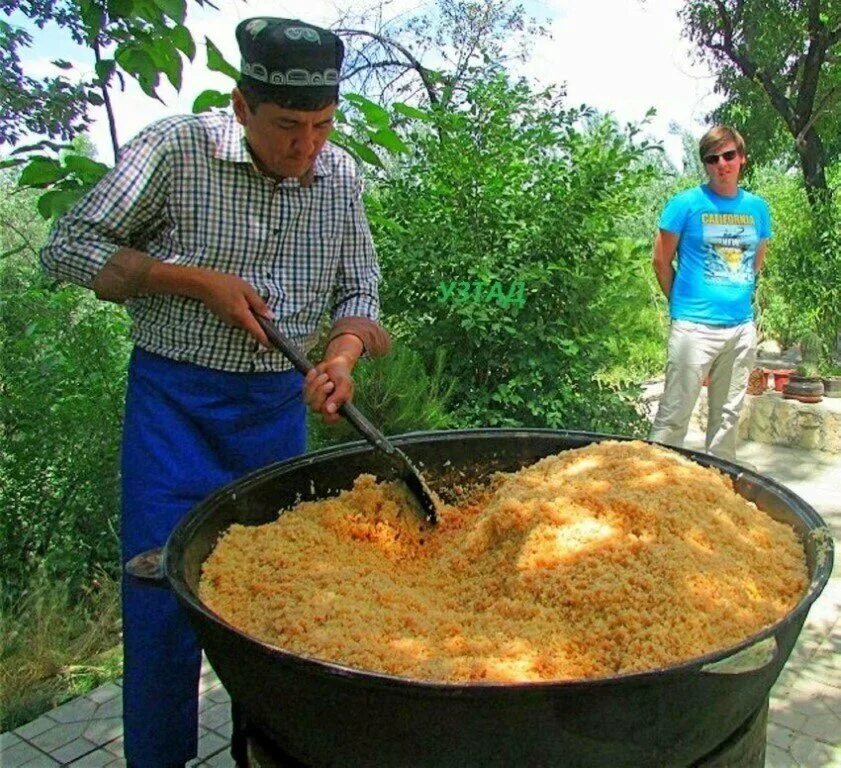 Плов. Плов в казане. Таджикский плов. Плов в большом казане.