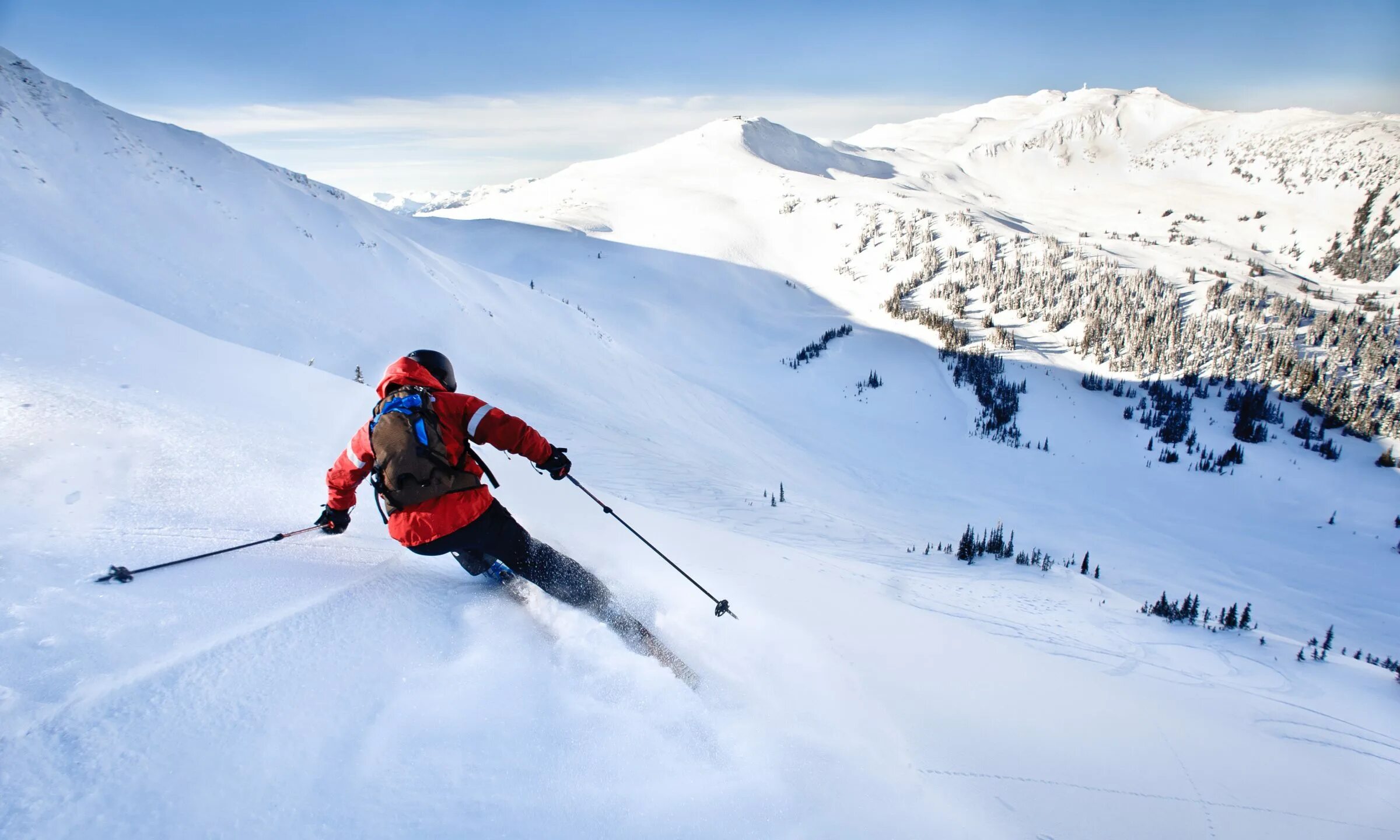 Горный лыжник. Лыжный курорт Армении Цахкадзор. Цахкадзор склоны.