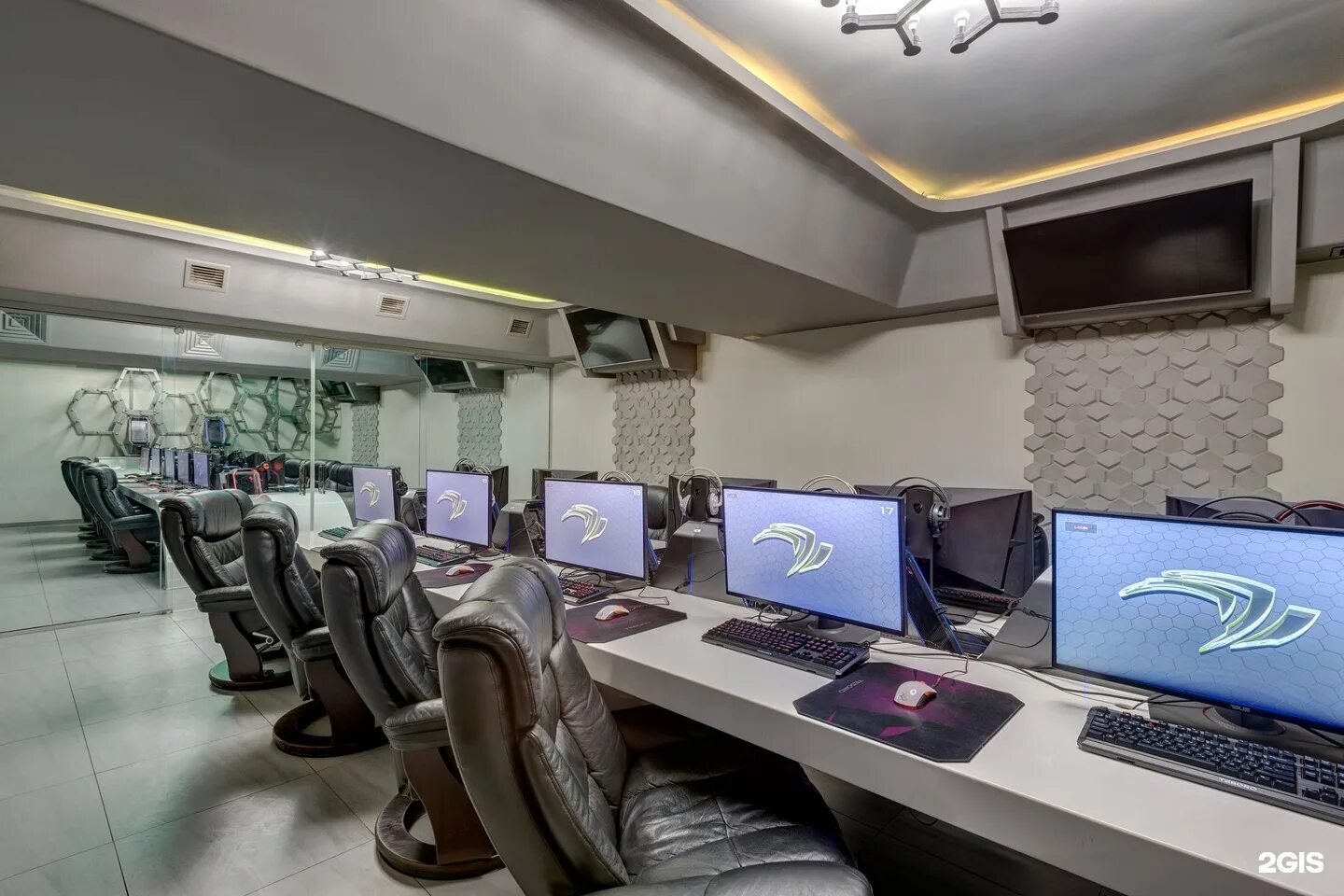 Интернет кафе. Компьютерное кафе. Дизайн интернет кафе. Интернет кафе. Компьютерные залы.