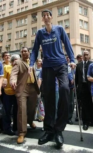 Самый крупный человек в россии. Самый высокий человек в мире рост 10000см. Радуан Чарбиб. Самый высокий человек в мире 2022.