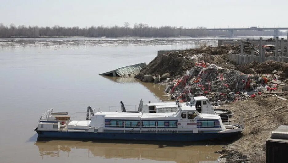 Уровень воды в реке обь город новосибирск. Обь Новосибирск загрязненная. Загрязнение реки Обь. Загрязненная река Обь. Загрязнение Обь Новосибирск.