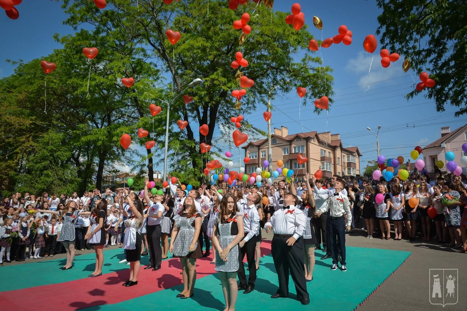 35 Гимназия Ростов. 35 Школа Ростов. 34 Школа Ростов-на-Дону. Ростов последний звонок. Выпускники 36 школы