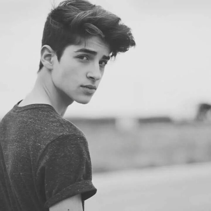 Корентин хуард. Jay byars фотосессия. Классный парень. Danil cool boy. Зейн малик прическа челкой.