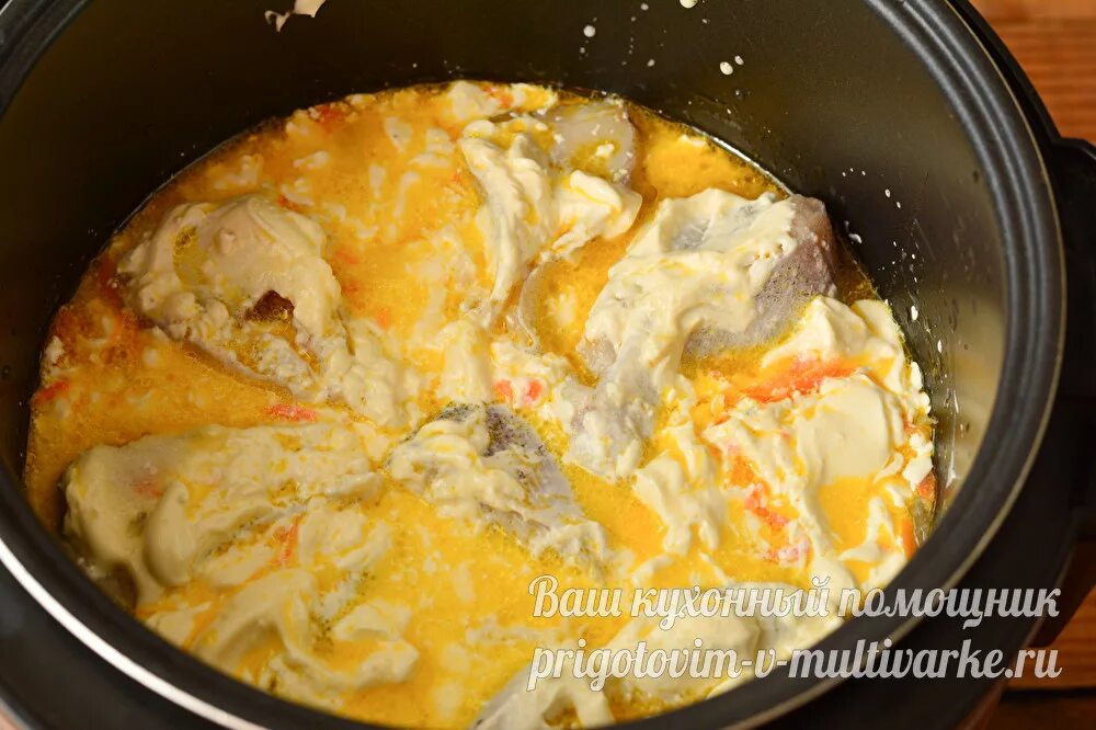 Рыба тушёная с овощами на сковороде. Скумбрия тушеная с овощами. Морской окунь в мультиварке. Рыба с луком в мультиварке рецепты. Минтай в мультиварке с морковью и луком со сметаной.