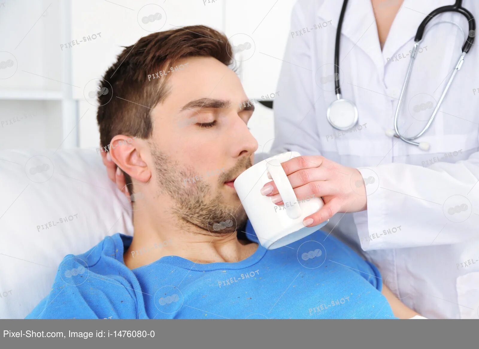 Пациент пьет воду. Заболевший пьет воду. Питье пациента чаем.