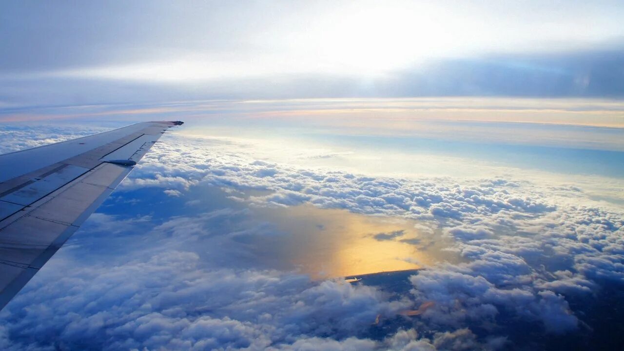 Выше облаков лечу. Вид из самолета. Красивый вид с самолета. Облака из окна самолета. Небо из окна самолета.