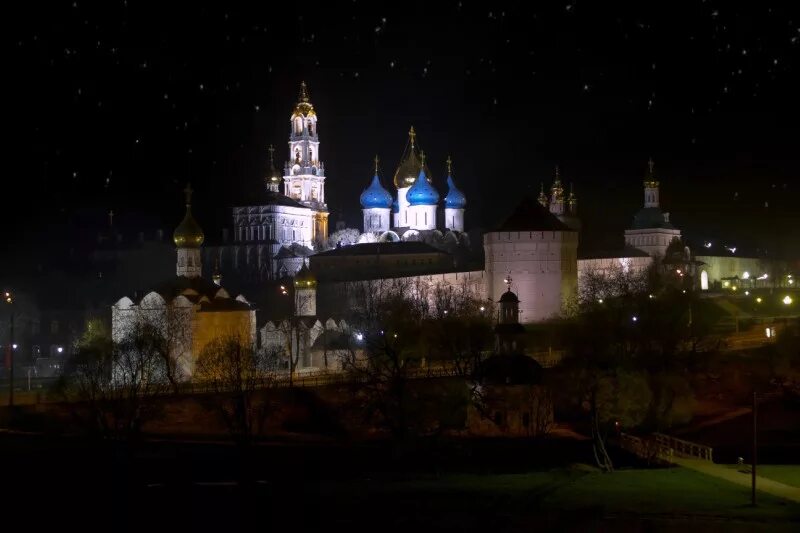 Версаль сергиев посад ночной. Город Сергиев Посад Троице Сергиева Лавра. Ночная Лавра Сергиев Посад. Лавра Сергиев Посад ночью.