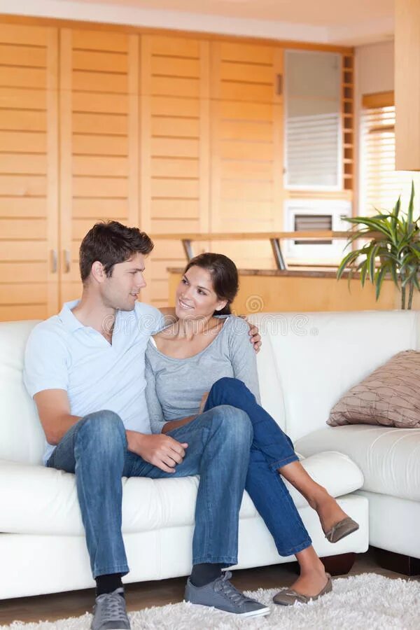 Русский муж жена на диван. Пара на диване. Фотосессия пары сидя на диване. Влюбленные сидят на диване. Парочка которые сидят на диване.