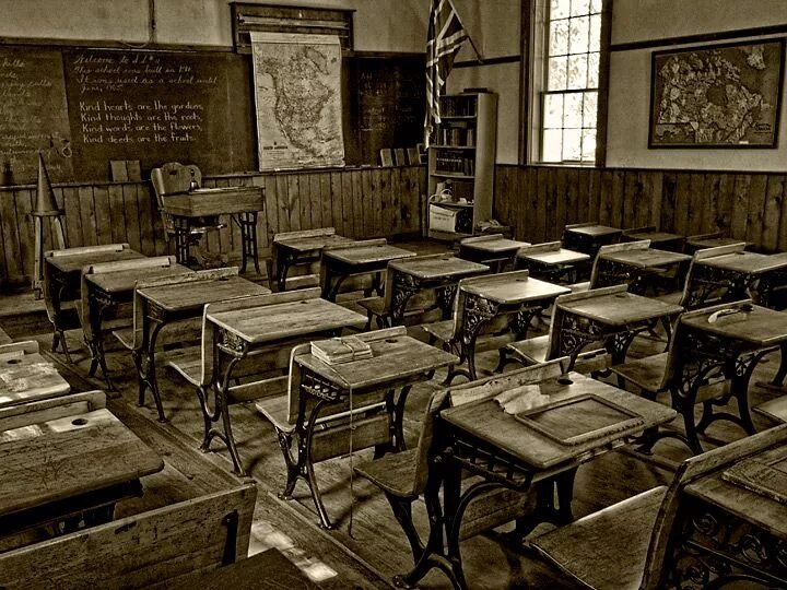 Старая school. Старинный школьный класс. Старинные классные комнаты. Старые парты в школе. Старый класс.