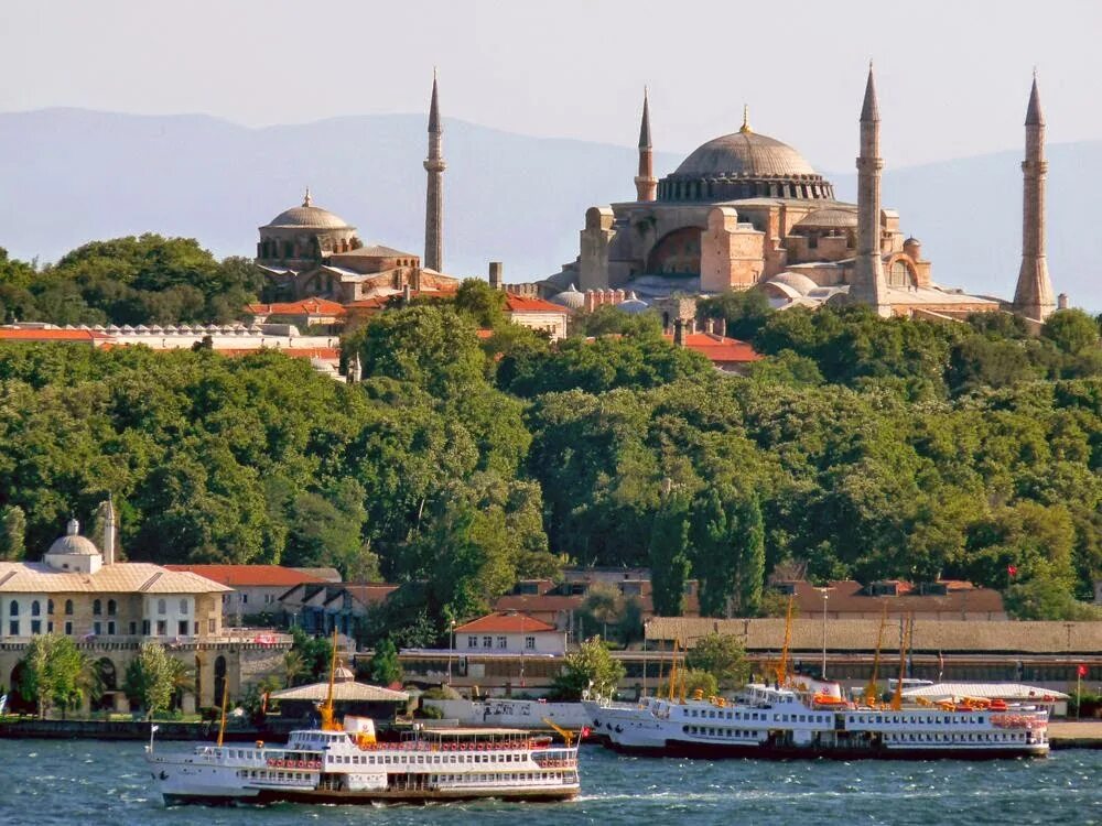 Стамбул старый город султанахмет. Istanbul старый город-Султанахмет. Еникей Стамбул. Дворец у ипподрома в Стамбуле. Старый Стамбул экскурсия.
