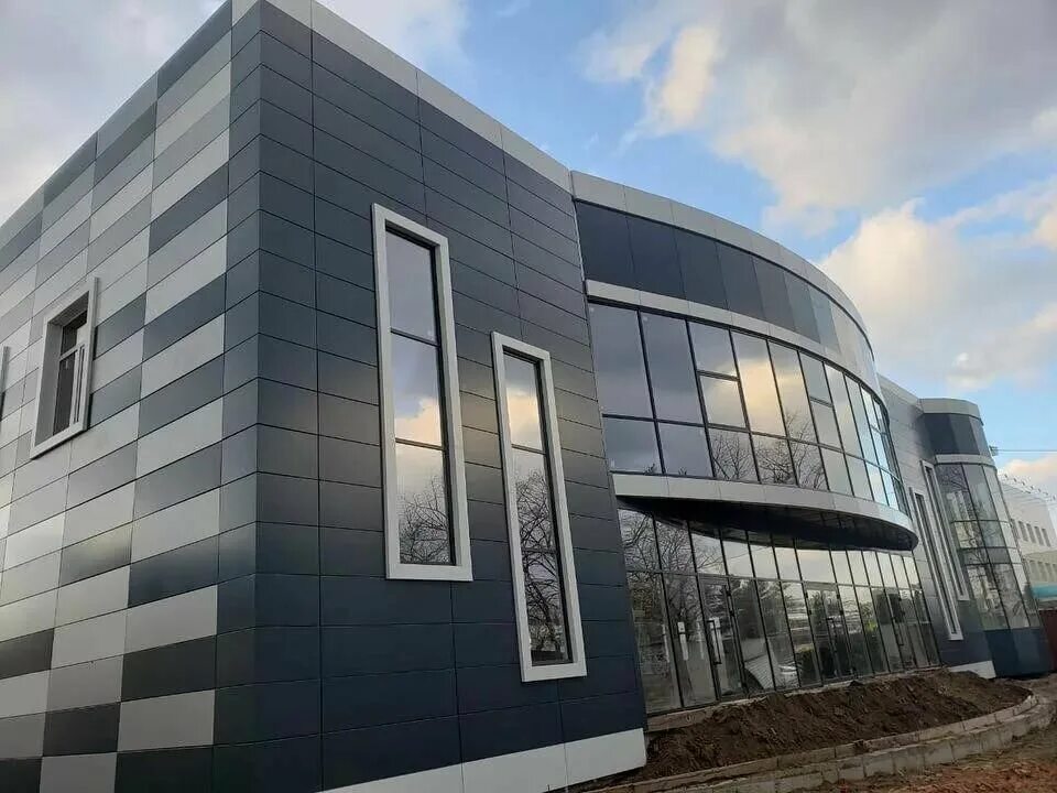 серый фасад дома. Ral 7035 алюкобонд. стиль нео-тюдор. фасад коттеджа. черный дом с плоской крышей.