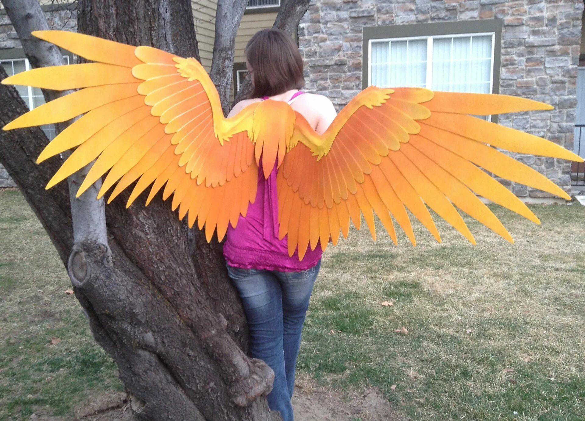 Крылья своими руками видео. Крылья Феникса из изолона. Идеи для крыльев. Костюм птицы. Оранжевые Крылья.