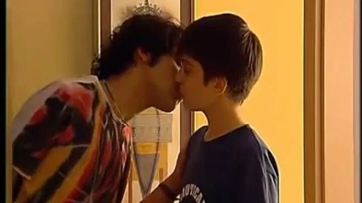 Поцелуй мальчика с мальчиком 12 лет. Поцелуй мальчиков 13. Любовь двух мальчиков школьников. Поцелуй мальчиков школьников.