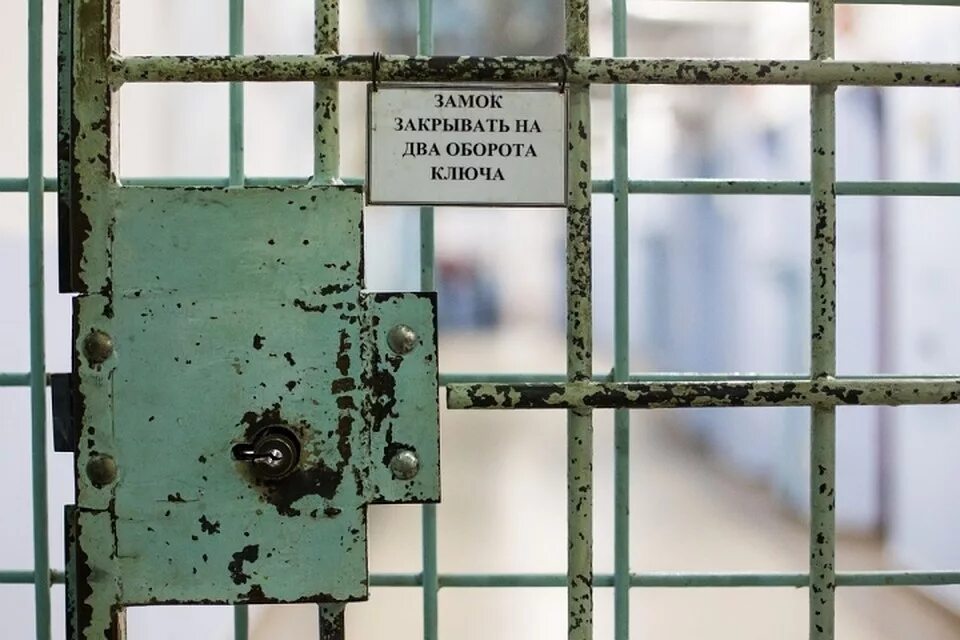 Тюремный замок серпухов. Закрыть на два оборота. Как носить снуд в один оборот. Закрывать на два оборота ключа. Тюремные запирающие замки.