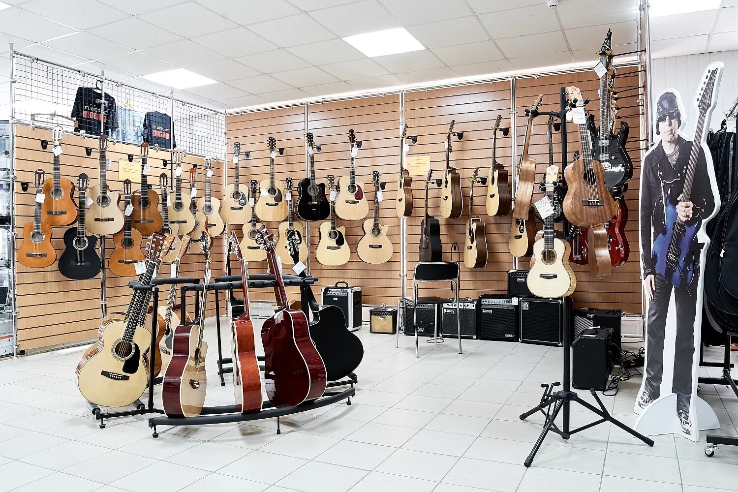 витрина магазина гитар. музыкальный арсенал тюмень тульская 4. магазин музыкальных инструментов. томман германия музыкальный магазин. список музыкальных магазинов.