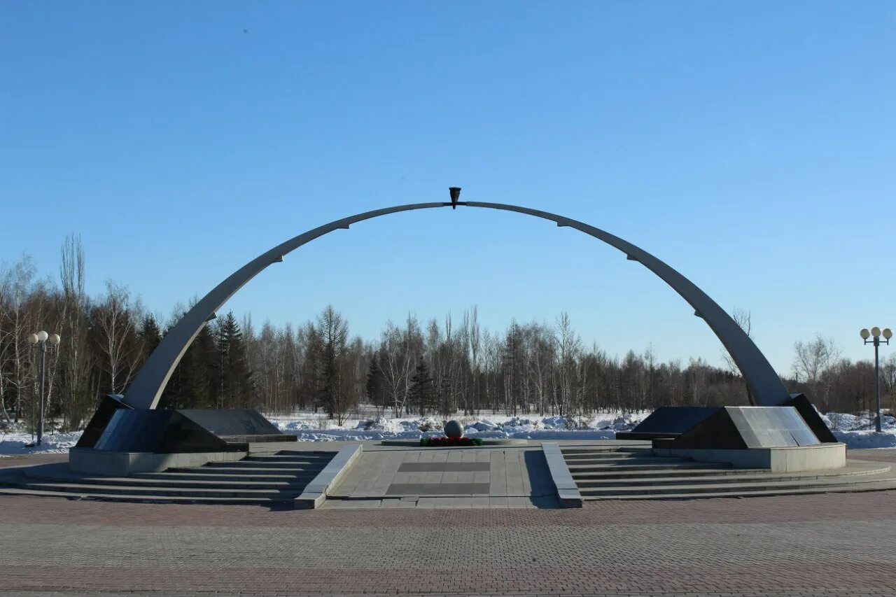 Парк является памятником. Парк победы омск. парк 30 летия победы омск. мемориал победы омск. парк победы омск памятники.