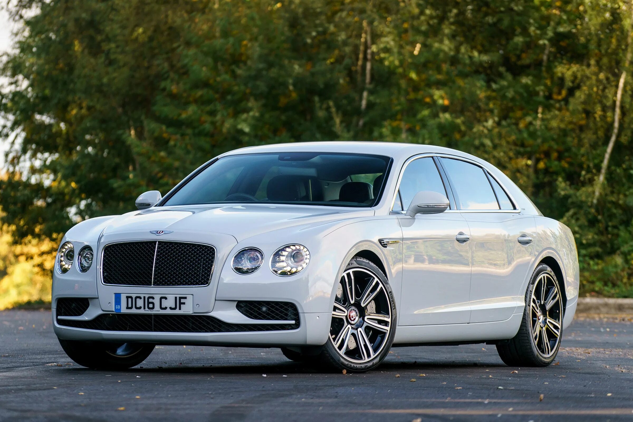 Бентли flying. Бентли Flying Spur. Bentley Flying Spur v8. Bentley Flying Spur 2016. Бентли Flying Spur v8.