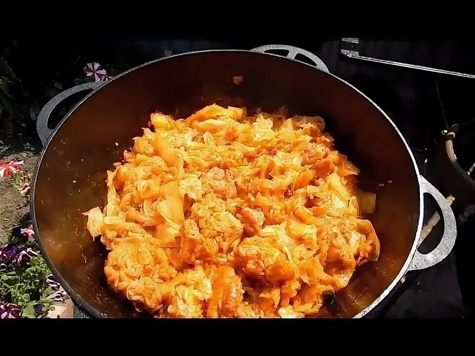 Как потушить капусту с мясом в казане пошаговый рецепт. Капуста тушёная с мясом в казане на плите. Бигус капуста с мясом. Казан для тушения. Как тушить капусту с мясом в казане на плите.