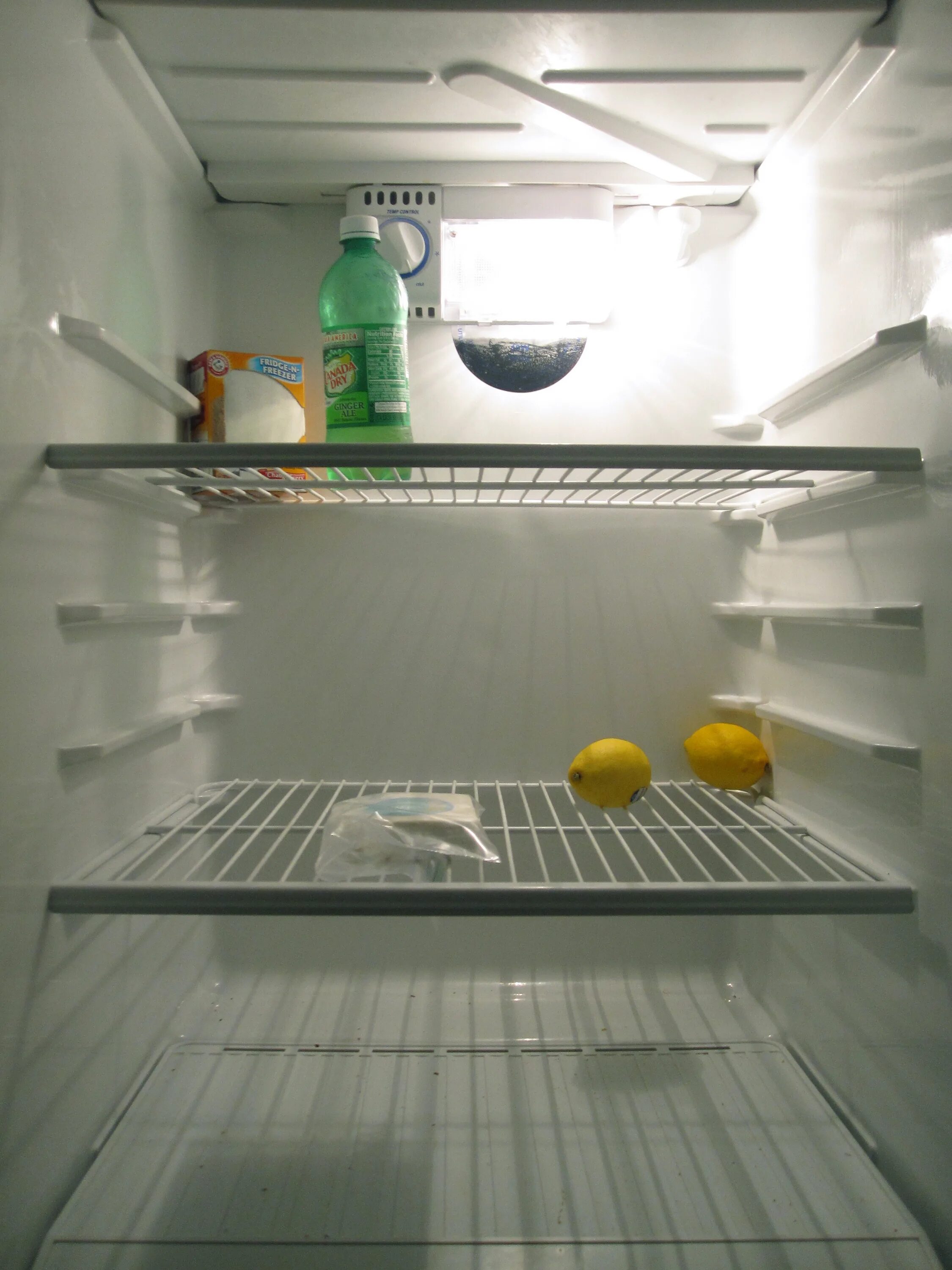 Пустой холодильник. Пустые полки холодильника. Холодильник открытый пустой. Полупустой холодильник.