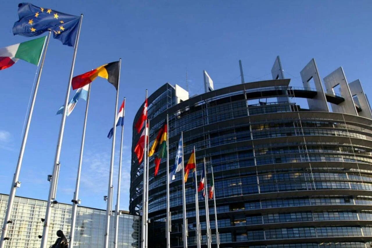 Здание Европарламента в Брюсселе. Брюссель столица Евросоюза. Здание европейского парламента в Страсбурге. ЕС Европейский Союз штаб квартира.