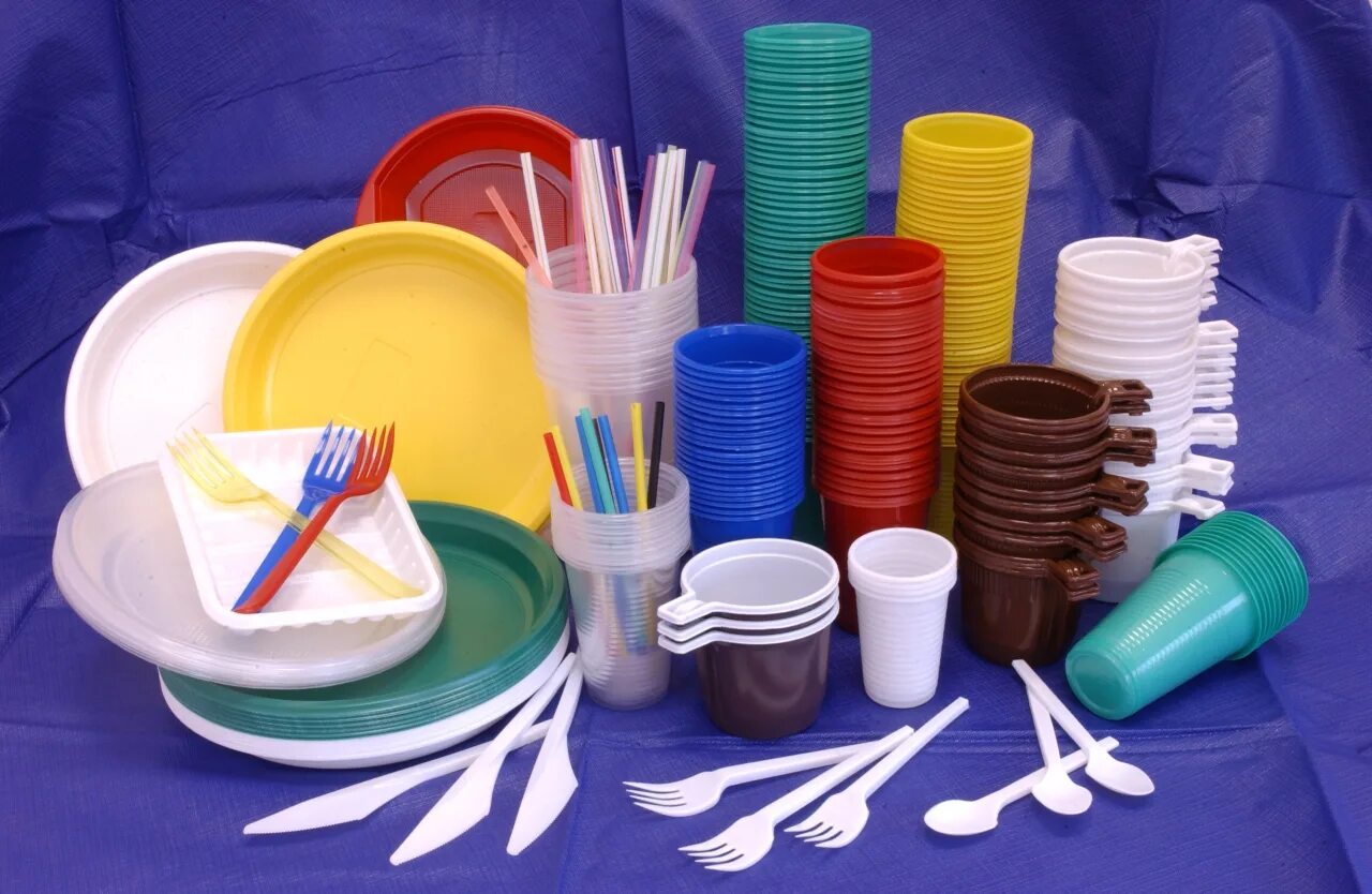 Какие предметы можно сделать. Одноразовая посуда. Пластмассовая посуда. Посуда одноразовая пластиковая. Изделия из пластика.