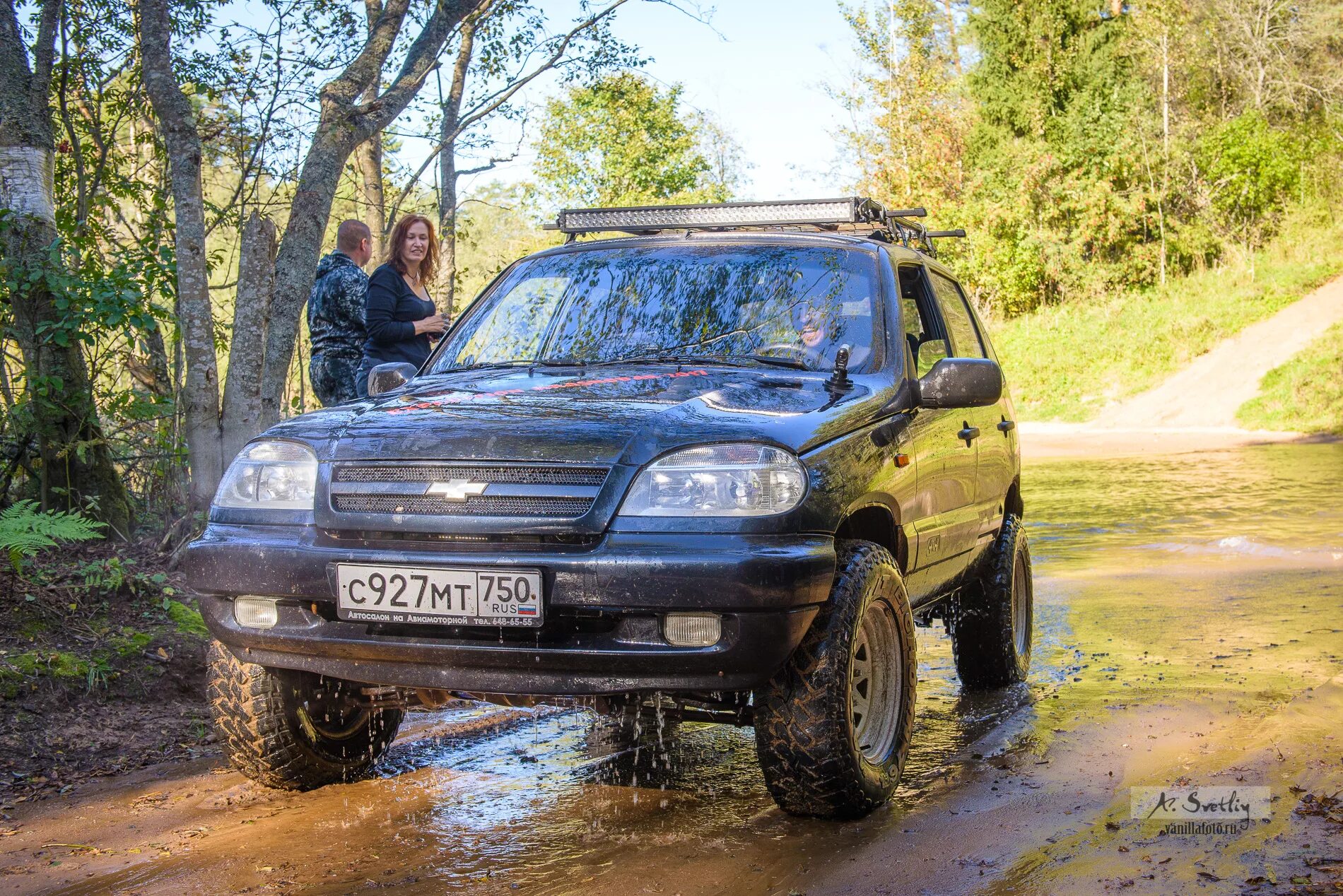 Chevrolet niva на фоне осеннего леса. Нива шевроле клуб. Шевроле нива клуб. Нива тревел. Нива бора.