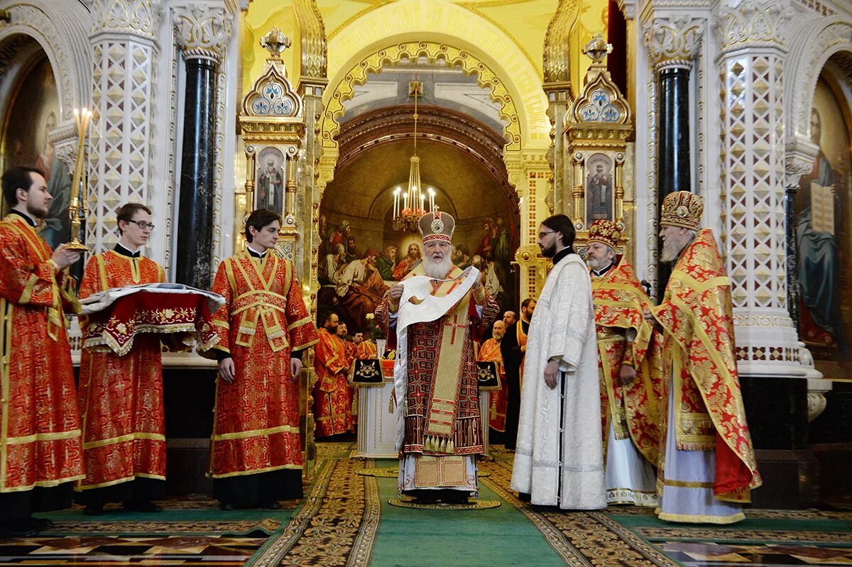 божественная литургия в храме христа спасителя. богослужение русской церкви. литургия патриарха кирилла 2022. богослужение русской церкви. богослужение в православном храме.