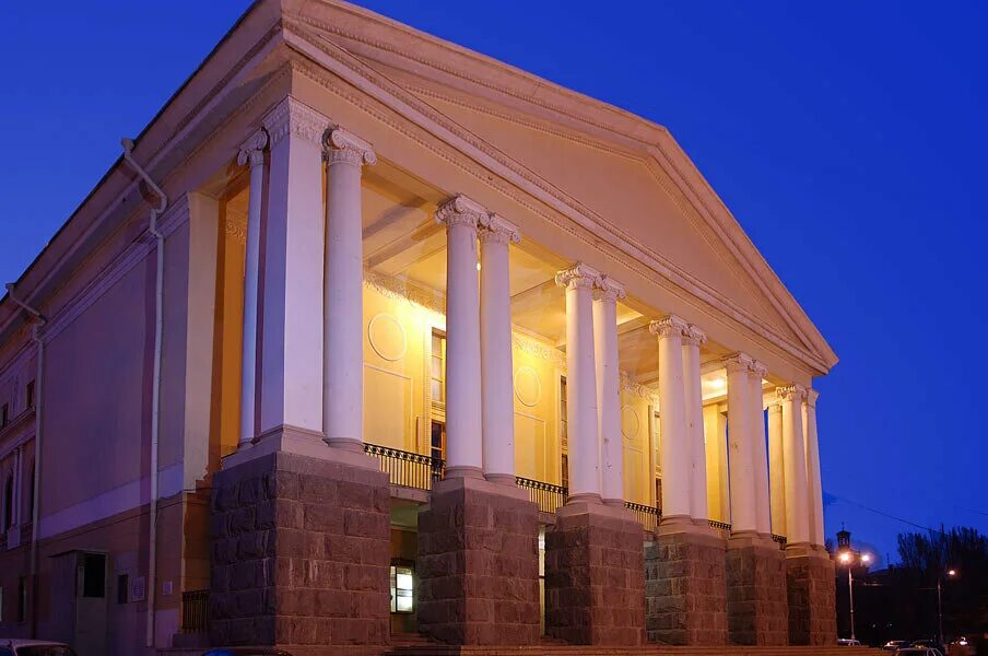 Театр на набережной волгоград. Волгоградский музыкальный театр волгоград. Музыкальный театр волгоград. Музыкальный театр волгоград. Музкомедия волгоград адрес.