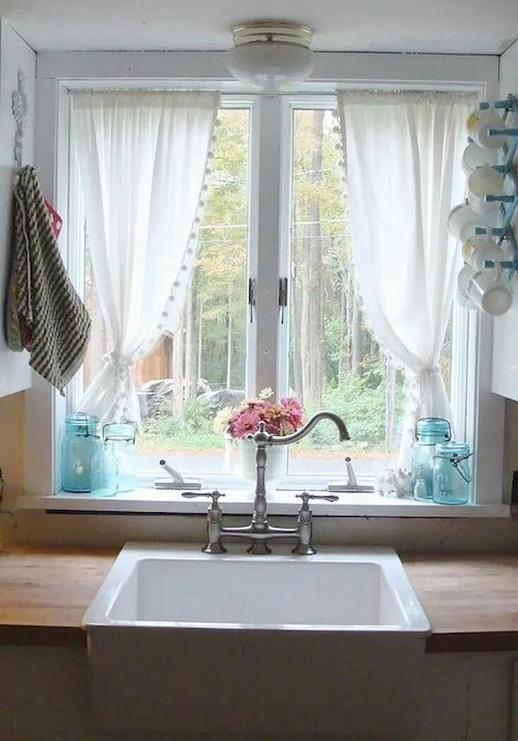 Установка пластикового окна кухни. Раковина около окна на кухне. Красивое окно на кухне. Кухня с окном. Кухня с окном в частном доме.