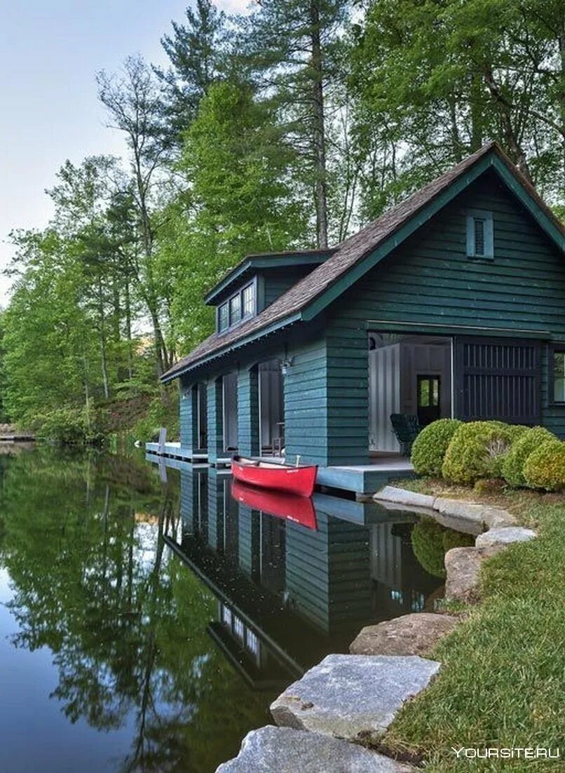 Дом озера купить дачу. Ботхаус Boathouse. Дом у озера (США, 2006). Домик у озера. Коттедж у озера.