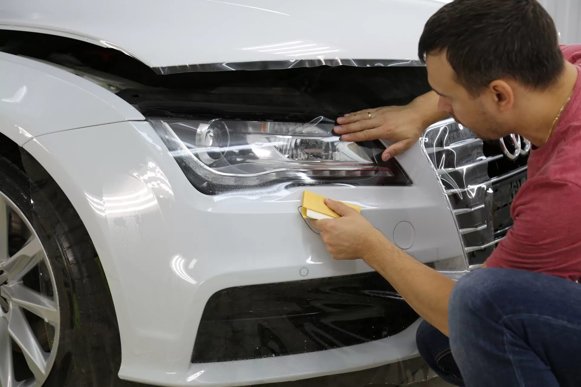 Защита фар авто. Полиуретановая пленка для авто. Бронепленка llumar bmw 3. Антигравийная пленка шкода. Бронирование фар пленкой.