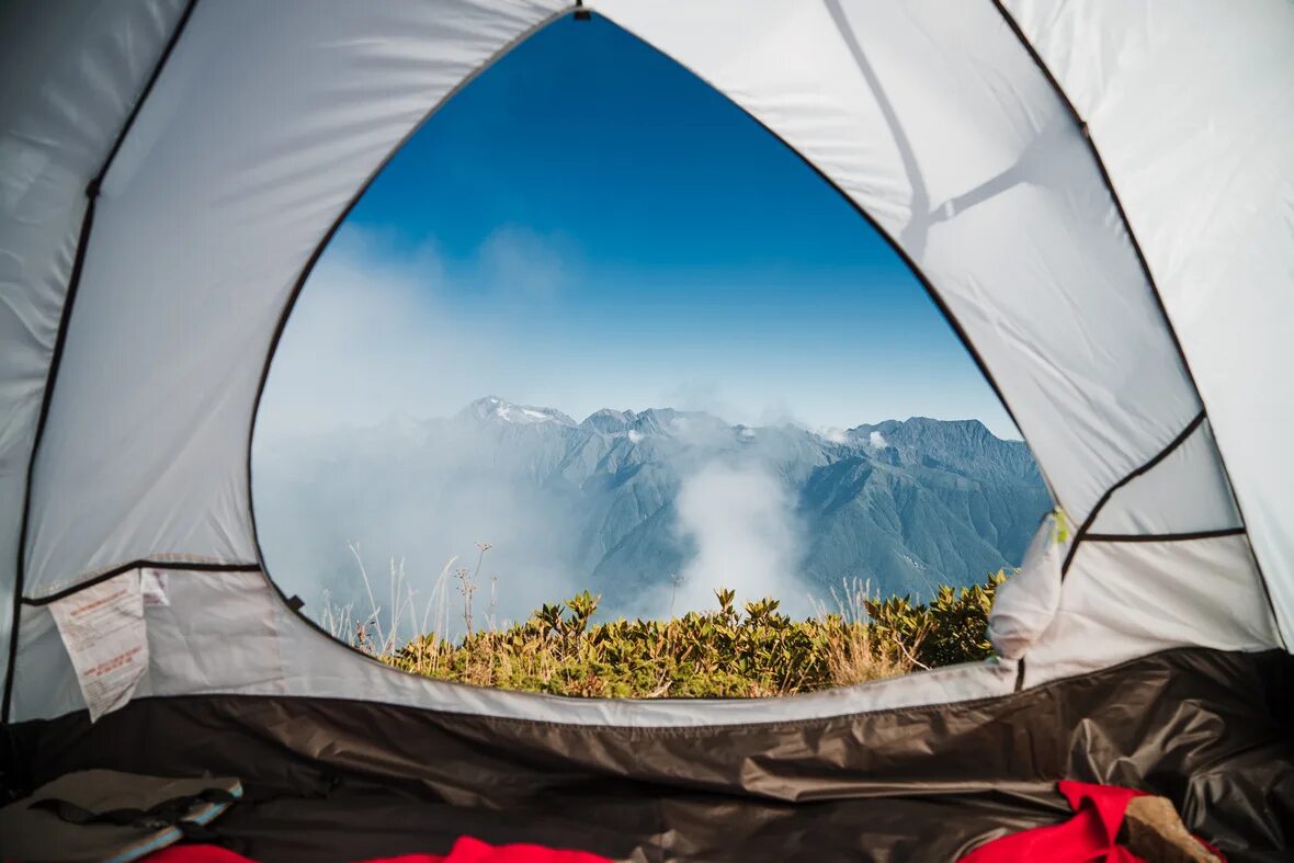 Camping 2050. Палаточный лагерь camp 2050. Палатки бзерпинский карниз. Camping 2050. Кэмп 2050 красная поляна ночью.