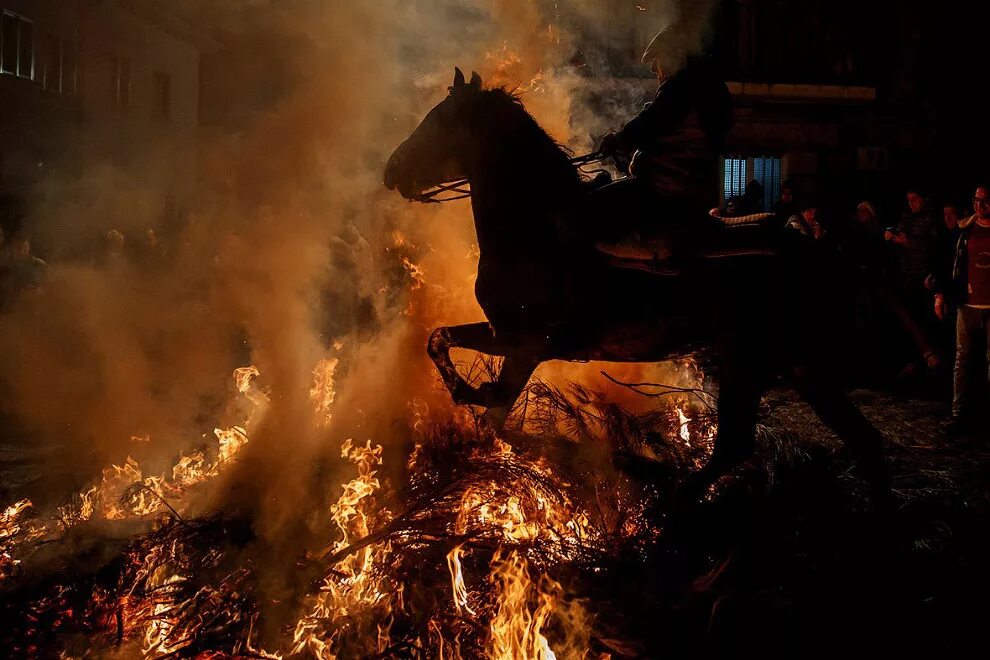 Горит конюшня. Огненный конь. Лошадь и горящая изба.