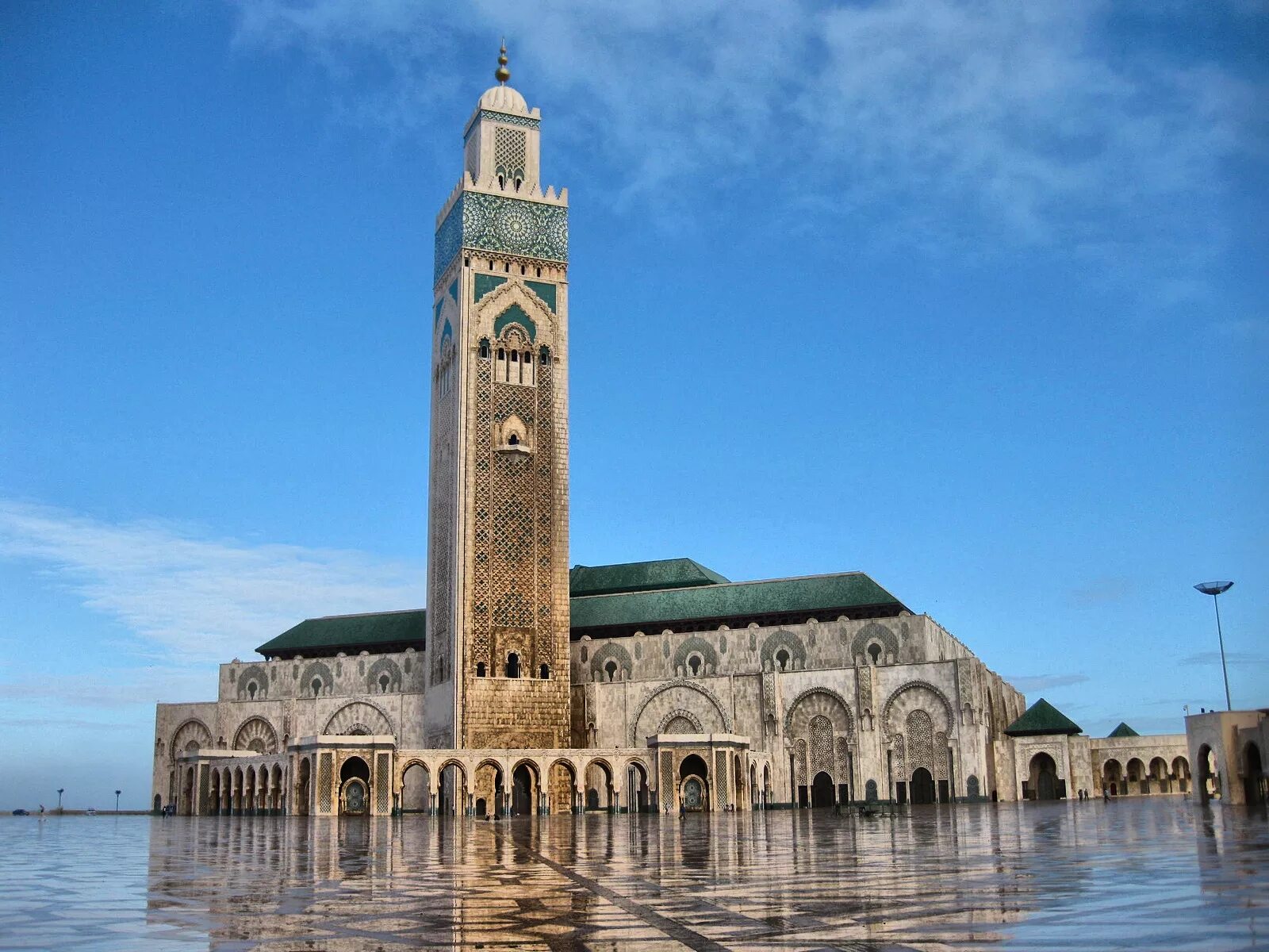 Касабланка описание. Касабланка Марокко мечеть Хасана. Мечеть Хасана 2 в Марокко. Великая мечеть Хассана II, Касабланка. Мечеть Хасана второго в Касабланке Марокко.