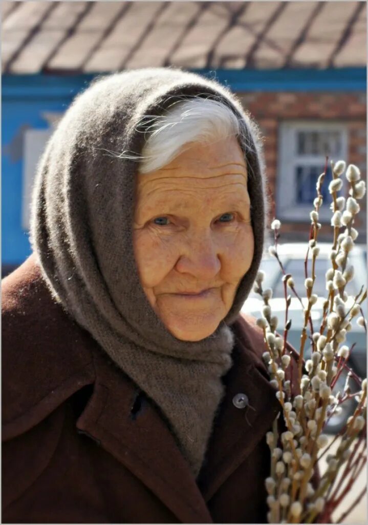 Старушка в платке. Старушка в платке. Женщина в черном платке. Платок умершей бабушки. Пожилая женщина в платке.