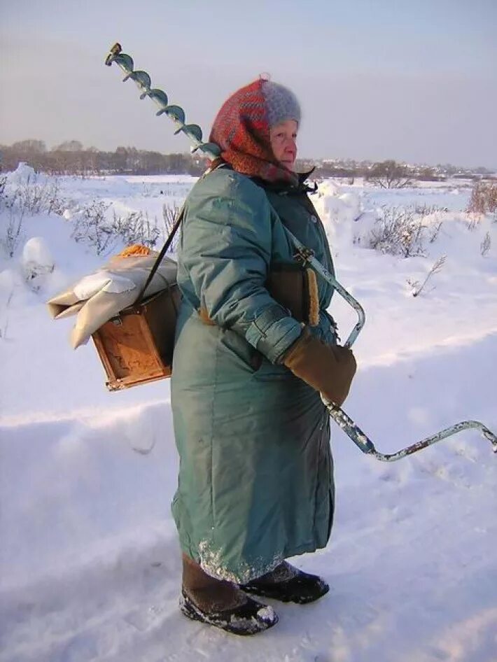 Забегаю в бар ловлю на себе дам. Бабы на зимней рыбалке. Женщина зимой на рыбалке. Зимняя рыбалка приколы. Девушка на зимней рыбалке.