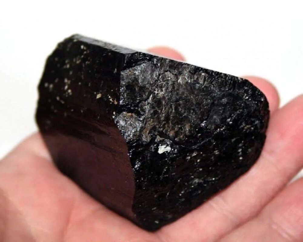 Самый черный минерал. Турмалин шерл камень. Чёрный турмалин ШЕРЛКАМЕНЬ. "Шерл" - черный турмалин. Турмалин шерл в породе.