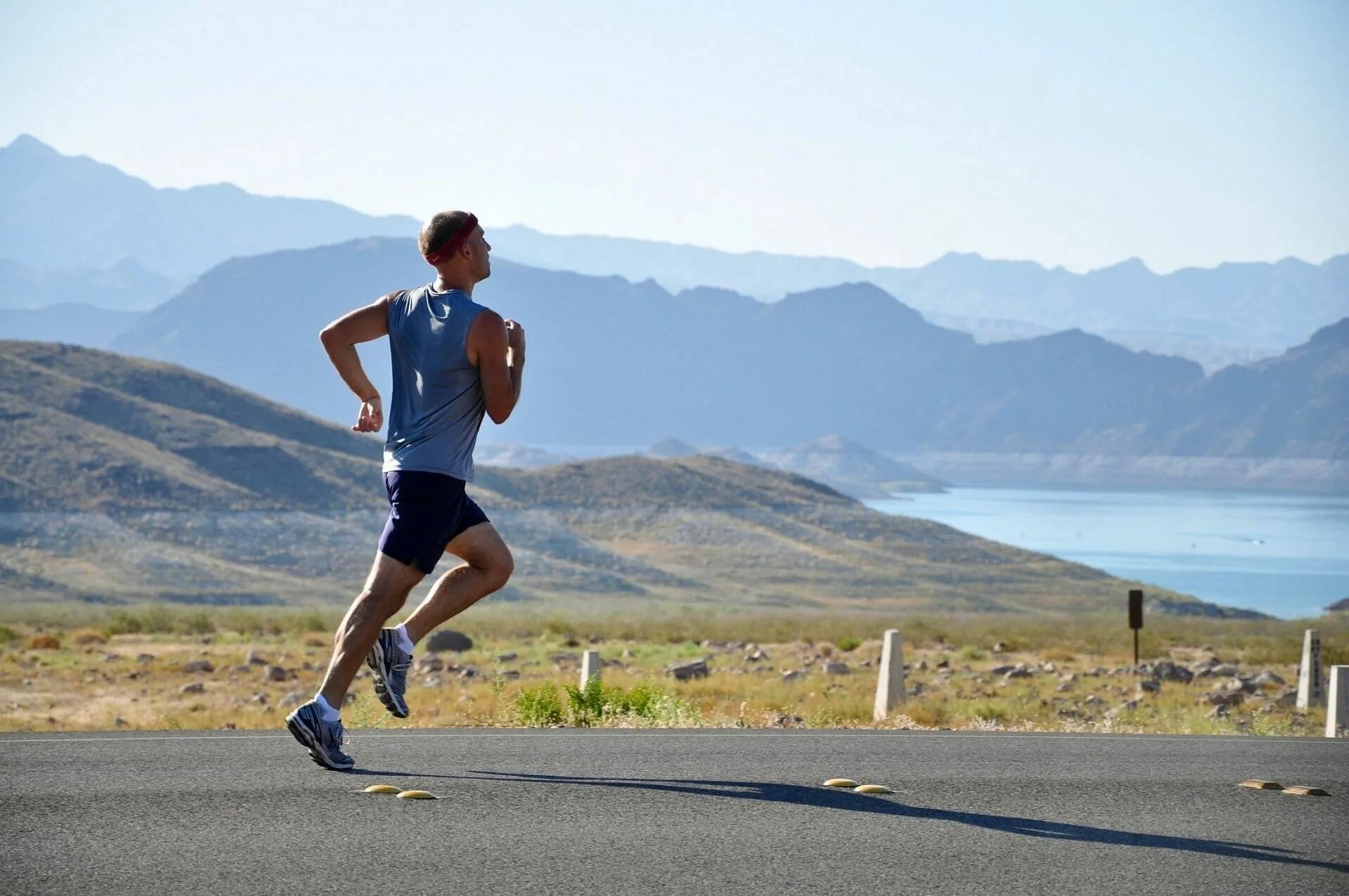 He runs well. Спорт бег. Спортивный мужчина бежит. Спортсмен бег. Бегущий человек.