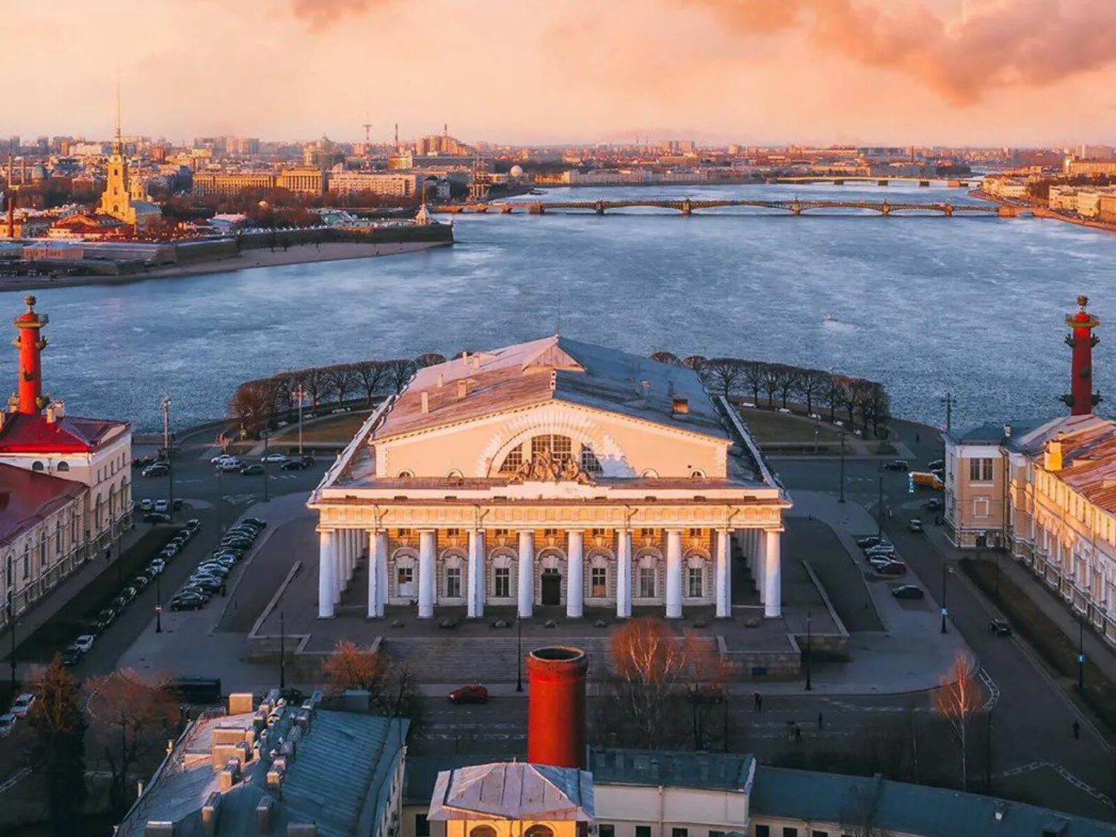 Здание биржи спб. Стрелка Васильевского острова Санкт-Петербург. Биржа на стрелке Васильевского острова Тома де томон. Биржа стрелка Васильевского острова. Биржа на Васильевском острове.